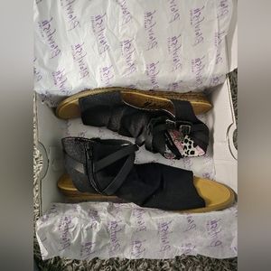 NWOT Blowfish Sandals